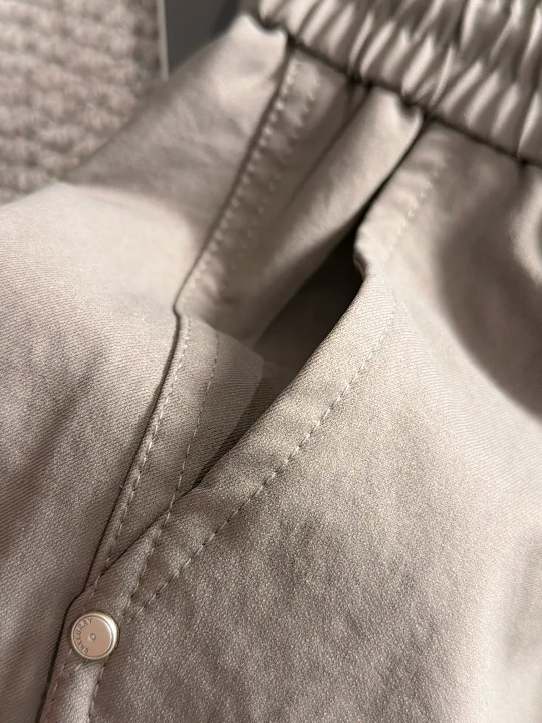 Next day shipment P195 Balenciaga High Quality 2026 Autumn and Winter New Arrival elastic band casual pants, counter-customized fabrics, Breathable, high comfort, impeccable details, brand element design concept, reflecting high quality. It feels delicate and soft! It presents a casual cut and the upper body shape is great! Sizes:S-3XL